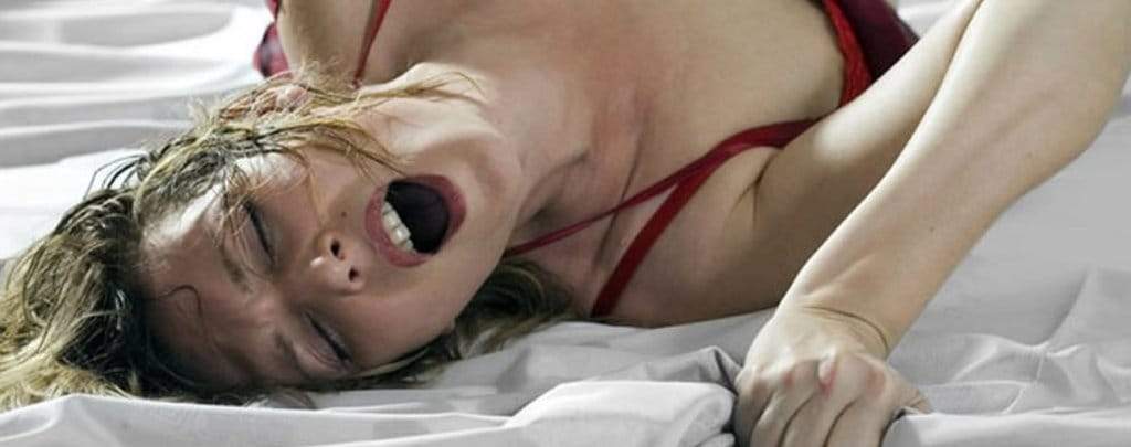 femme allongée orgasme sodomie anal