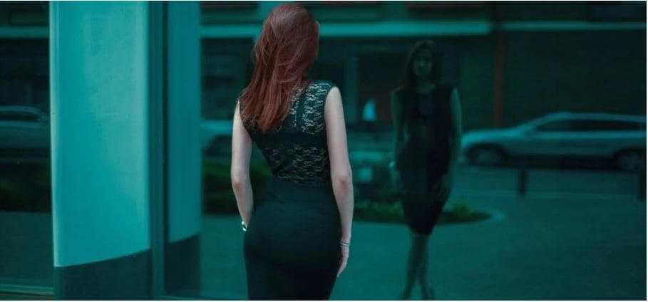 une femme portant une robe noire